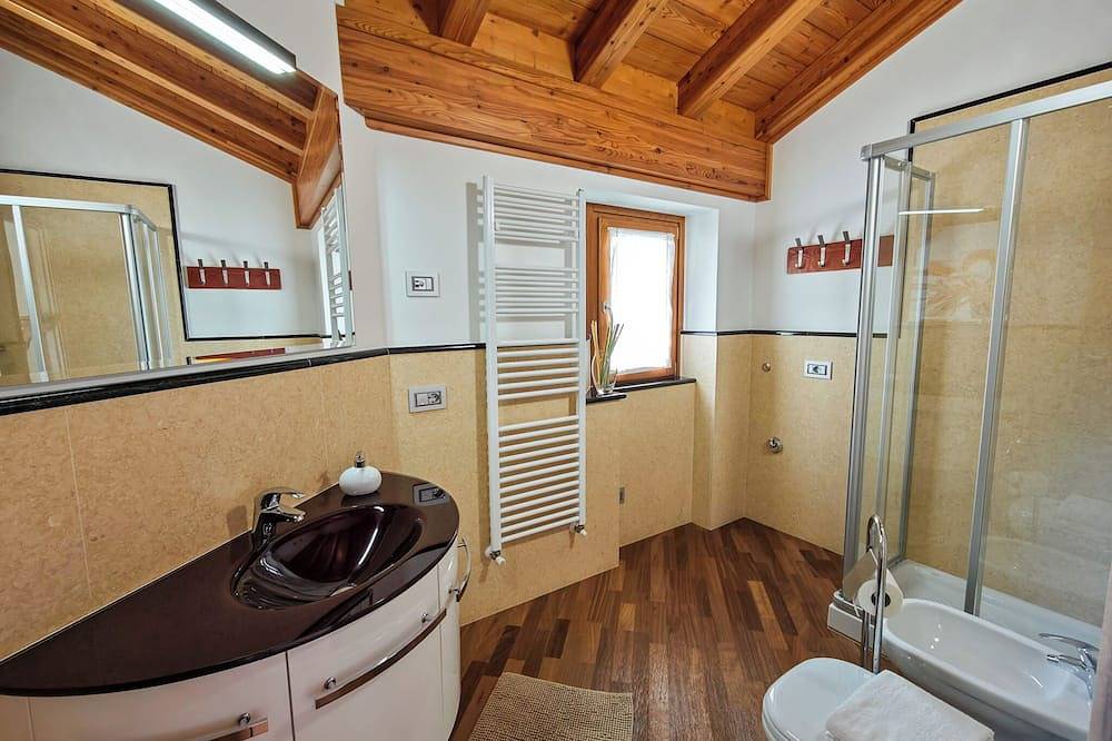 Ganze Wohnung, Torretta Ferienwohnung mit Dachterrasse in Stazzona, Stazzona und Umgebung