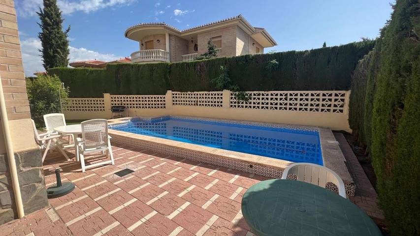 Apartamento para 8 personas, con Balcón y Terraza además de Jardín y Piscina en Cájar