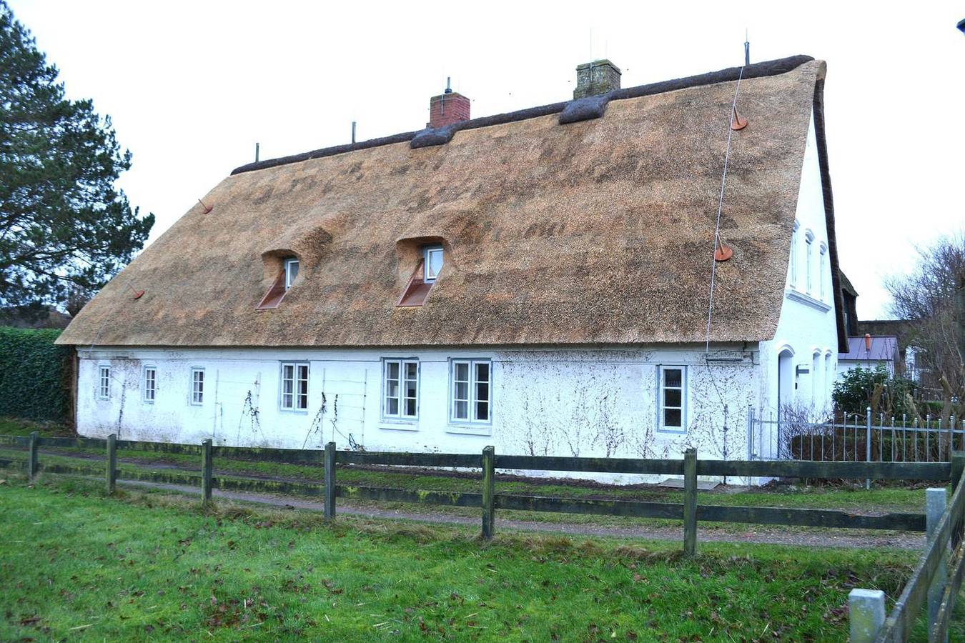 Ganze Wohnung, Das grosse Ferienhaus hat eine sehr gemütliche Atmosphäre. Im Wohnbereich sorgt ein einladender dänischer Ofen für wohlige Wärme, besonders an kühleren Abenden. Die Einrichtung und die liebevollen Details verleihen dem Haus einen besonderen Charakter. Das Objekt verfügt über zwei komfortable Schlafzimmer, die ausreichend Platz für alle Gäste bieten. Die voll ausgestattete, offene Küche lädt dazu ein, gemeinsam zu kochen und die regionalen Köstlichkeiten zu genießen. Der Essbereich ist der perfekte Ort, um gesellige Abende zu verbringen. Ess- und Küchenbereich bieten Ausblick und Zugang auf die großzügige, blickgeschützte Terrasse und den herrlichen Garten mit Sandkiste und Liegewiese. Sonnenliegen mit Auflagen befinden sich im Gartenhaus. Mit Hund: Kaution 100,00 Euro Dieses wunderschöne reetgedeckte Haus verfügt über ein großes Wohnzimmer, offene Küche, sehr geräumigen Essbereich, ein Duschbad mit Wc sowie ein separates Wc, zwei Schlafzimmer mit insgesamt einem Doppelbett, einer Schlafcouch und einem Hochbett. Zu den Annehmlichkeiten des sehr gemütlich, persönlich und geschmackvoll eingerichteten Ferienobjektes gehören u.a.: Kabeltv-Gerät, Stereoanlage mit Cd-und Dvd-Player, Geschirrspüler. Herzlich willkommen zu einem erholsamen Urlaub auf der grünen Insel Föhr! Oevenum ist eines der größten Inseldörfer. man wohnt ruhig und ländlich, hat aber alle Vorteile des nahe-gelegenen Wyk. Außerdem kann man sich im Sommer 1 x wöchentlich - donnerstags - auf dem Bauernmarkt mit allem Frischen, Leckeren und Duftenden eindecken. Die Unterkunft beträgt 100qm für Eg 5 Personen. in Oevenum, Föhr