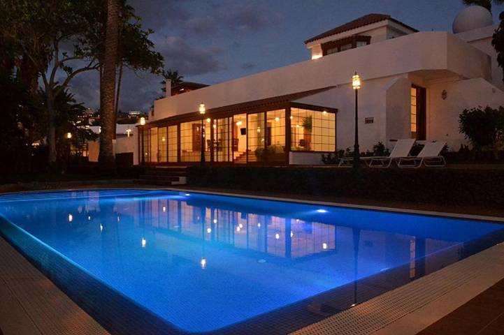 Villa for 13 people, with Balcony and Terrace as well as Garden and Pool in Costa Adeje