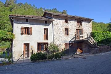 Gîte pour 5 personnes, avec jardin ainsi que piscine et vue à Châteauponsac