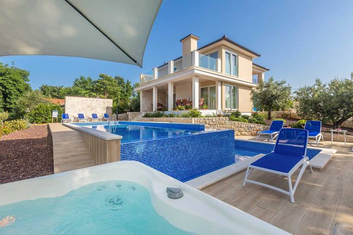 Ferienhaus für 10 Personen, mit Garten und Whirlpool sowie Pool