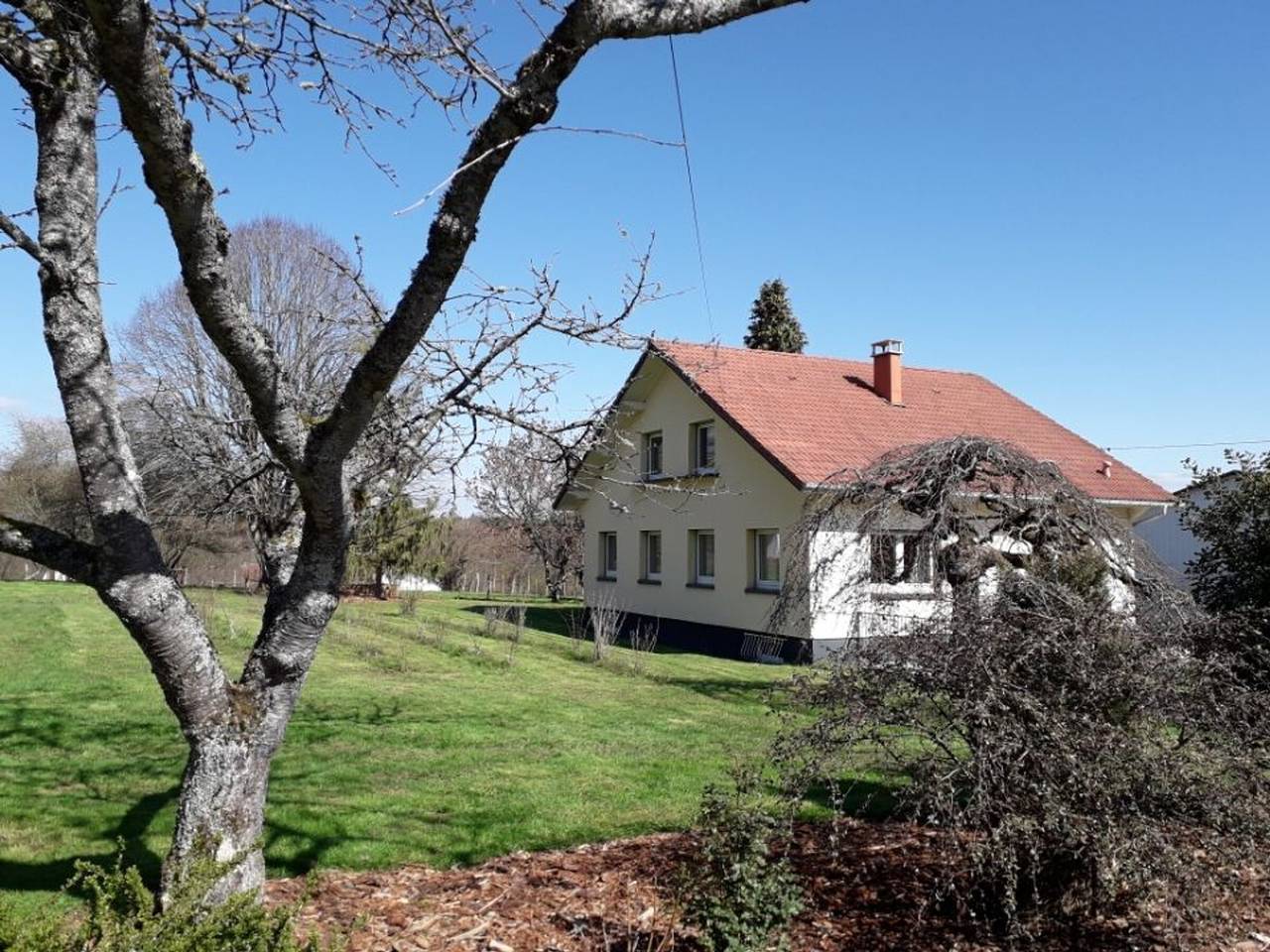 Maison spacieuse avec terrasse, près de Saint-Dié, idéale pour randonnées et proche de l'Alsace in La Bourgonce, Saint-Dié-des-Vosges