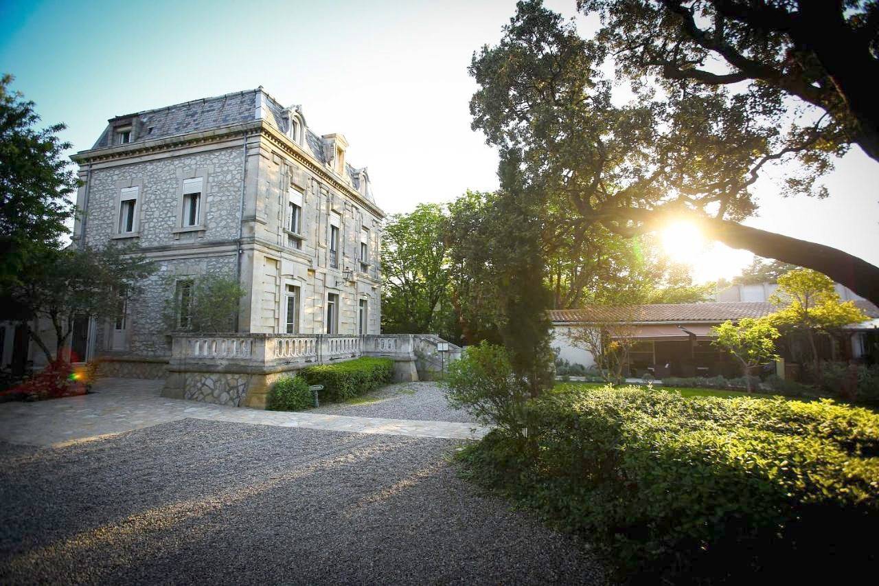 Logis Hôtel - Restaurant Résidence Les Cèdres in Villeneuve-lès-Avignon, Région de Nîmes
