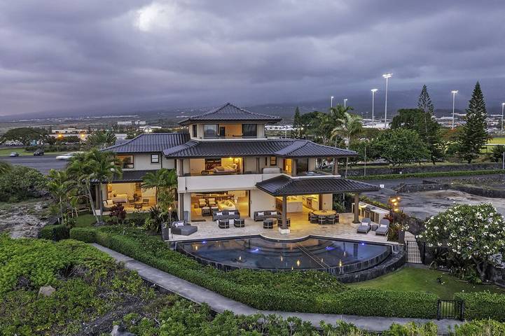 Vacation rental for 12 people, with balcony and yard in Kailua-Kona