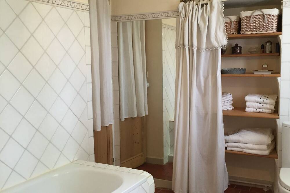 Appartement entier, Appartement  de charme  en Provence Parc arboré .Calme.Parking .2/4 personnes in Orange, Vaucluse