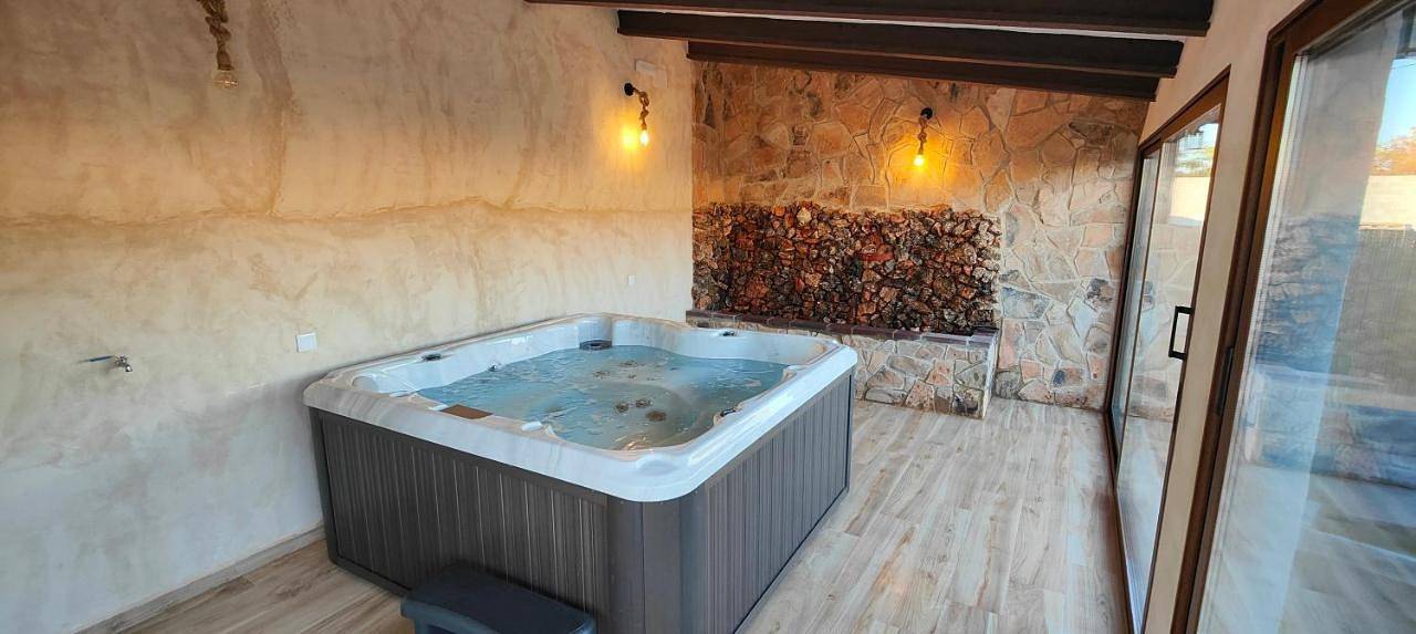 Casas Rurales con Jacuzzi Quijote y Sancho in Ossa de Montiel, La Mancha