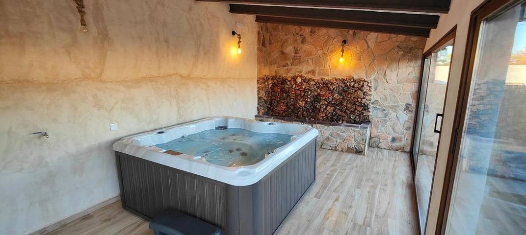 Casa rural para 12 personas, con Jacuzzi y Terraza además de Jardín y Piscina en Ossa de Montiel