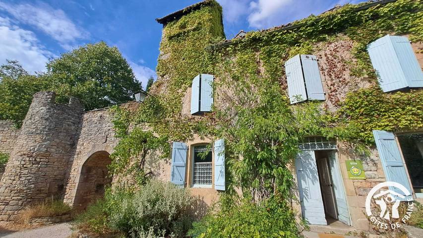 Gîte pour 7 personnes, avec Terrasse ainsi que Jardin et Piscine à Milhars