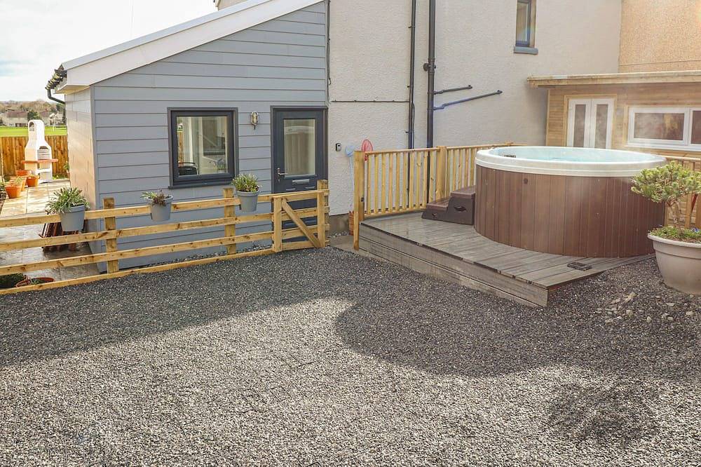 Coeden Bach, pet friendly, character holiday cottage in Burry Port in Burry Port, Carmarthenshire
