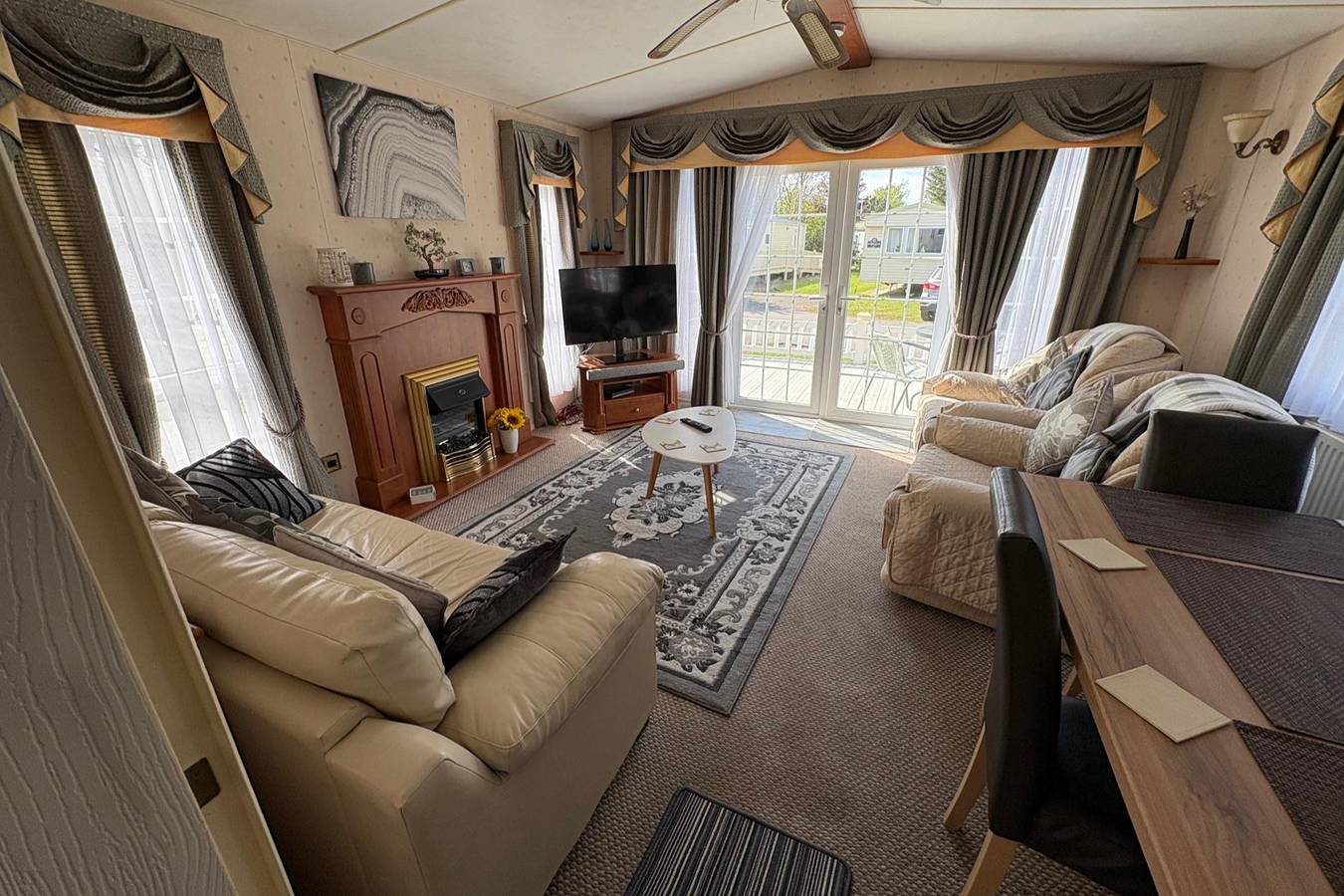 2 Bed Lodge Sleeps 5 - Pet Friendly, Wifi, Parking in Skegness, Lincolnshire