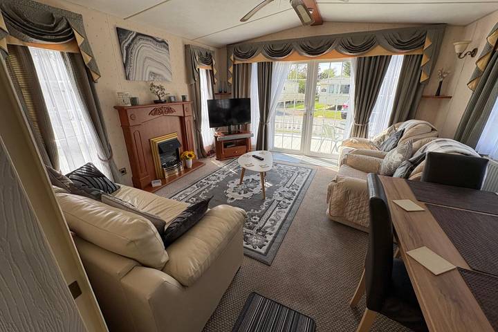 2 Bed Lodge Sleeps 5 - Pet Friendly, WiFi, Parking in Skegness, Lincolnshire