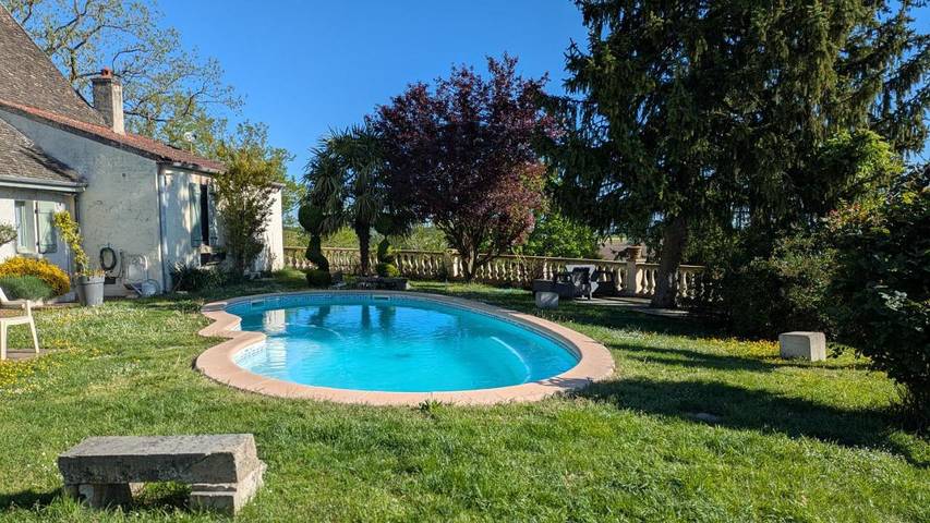 Location de vacances pour 3 personnes, avec jardin et piscine ainsi que vue et terrasse à Chivres