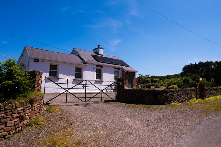 Cottage for 4 people, with hot tub and garden as well as terrace, child-friendly in County Cork