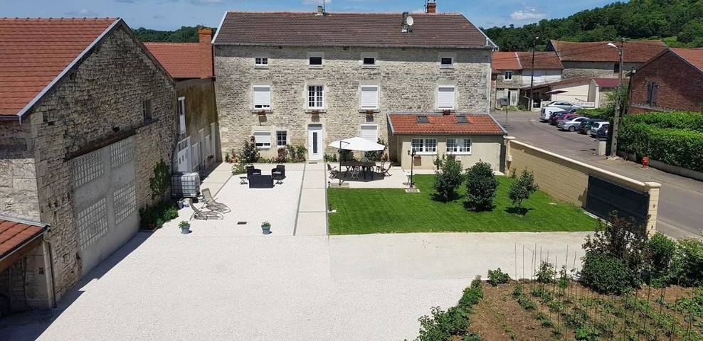 Gîte pour 2 personnes, avec jardin et terrasse à Chamouilley