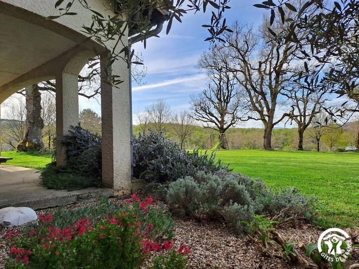 Gîte pour 12 personnes, avec Terrasse ainsi que Jardin et Piscine à Burlats