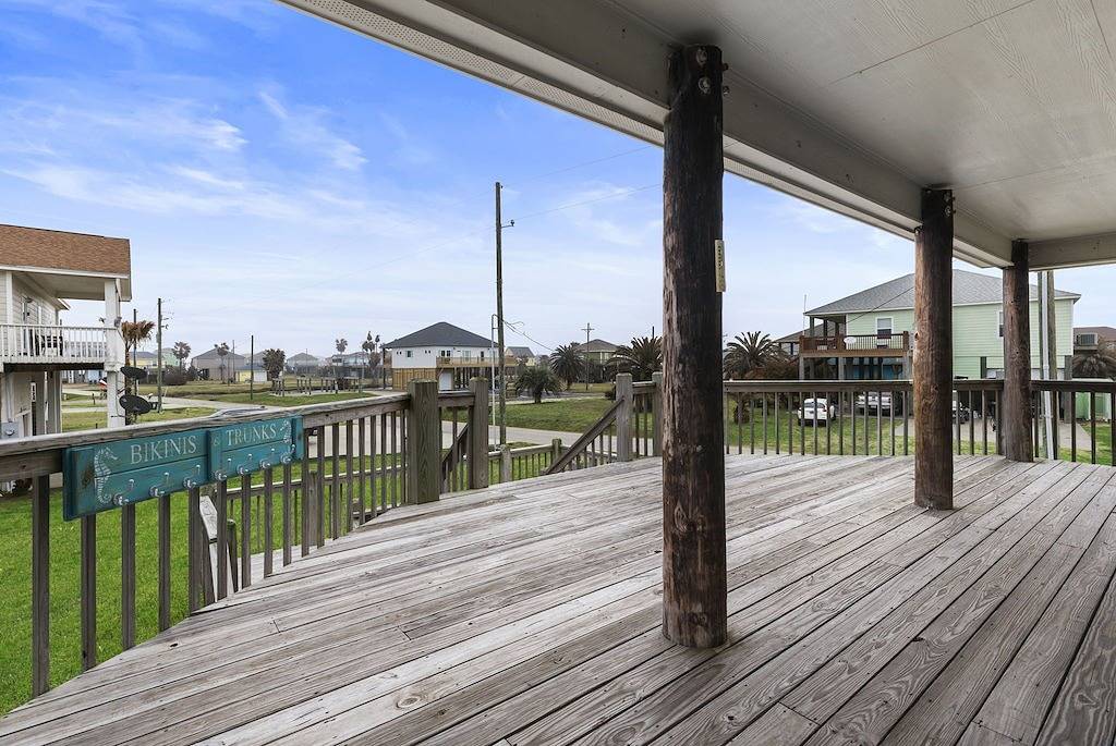 Salty Seahorse Studio, steps from the sand! in Crystal Beach, Galveston County