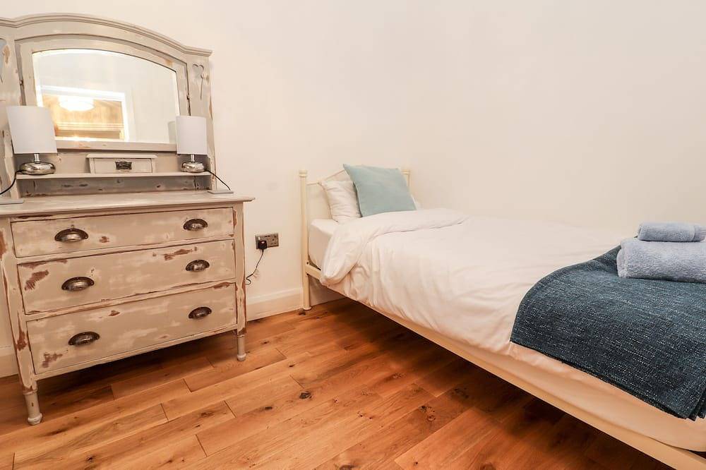 Glan Y Ddol, pet friendly, character holiday cottage in Trefriw in Trefriw, Snowdonia