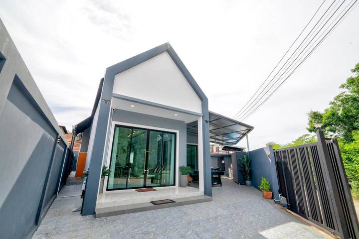 Villa pour 8 personnes, avec piscine ainsi que terrasse et vue, animaux acceptés à Pattaya