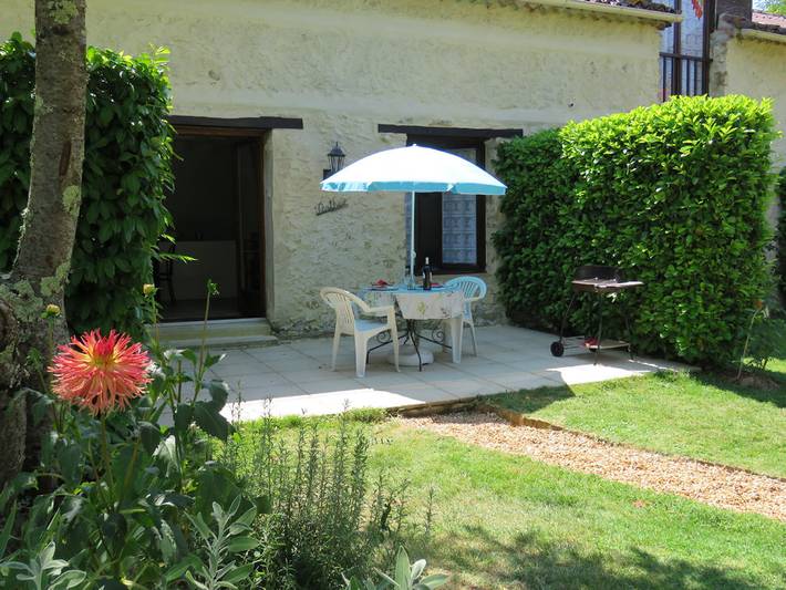 Gîte pour 3 personnes, avec terrasse ainsi que piscine et jardin