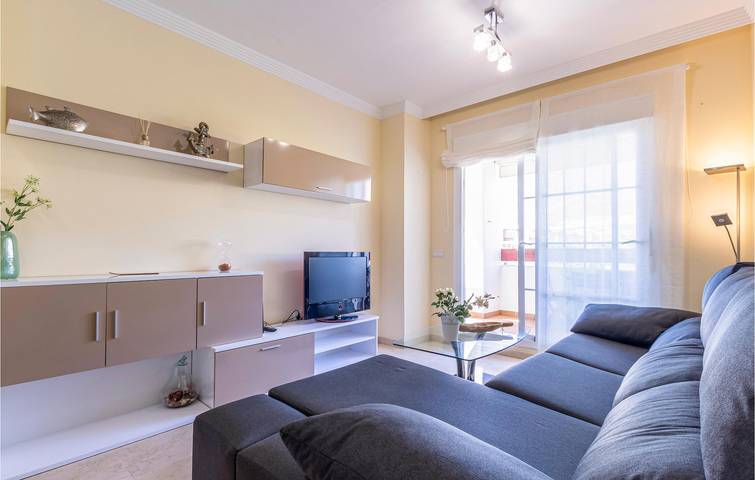 Entire holiday apartment, Charming 2km from Bil Bil Beach with AC, Pool & Terrace in Torrequebrada, Benalmádena