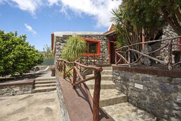 Gîte pour 4 personnes, avec balcon et jardin dans Arco da Calheta