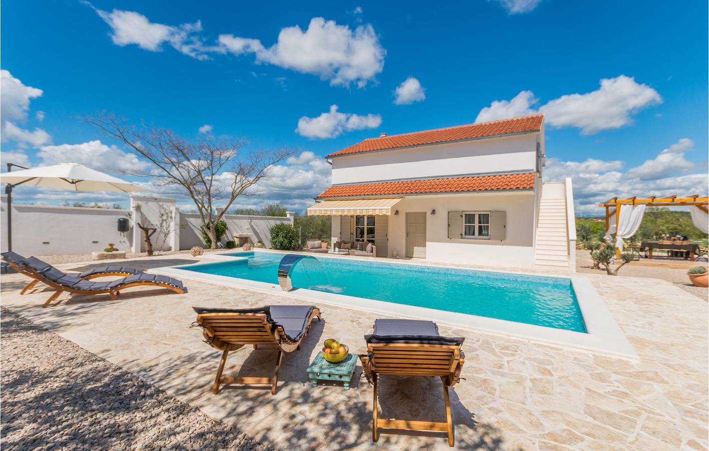 Geräumige 2-Zimmer-Wohnung mit Pool und Terrasse, 2 km vom Stadtzentrum von Kakma entfernt in Općina Polača, Zadar