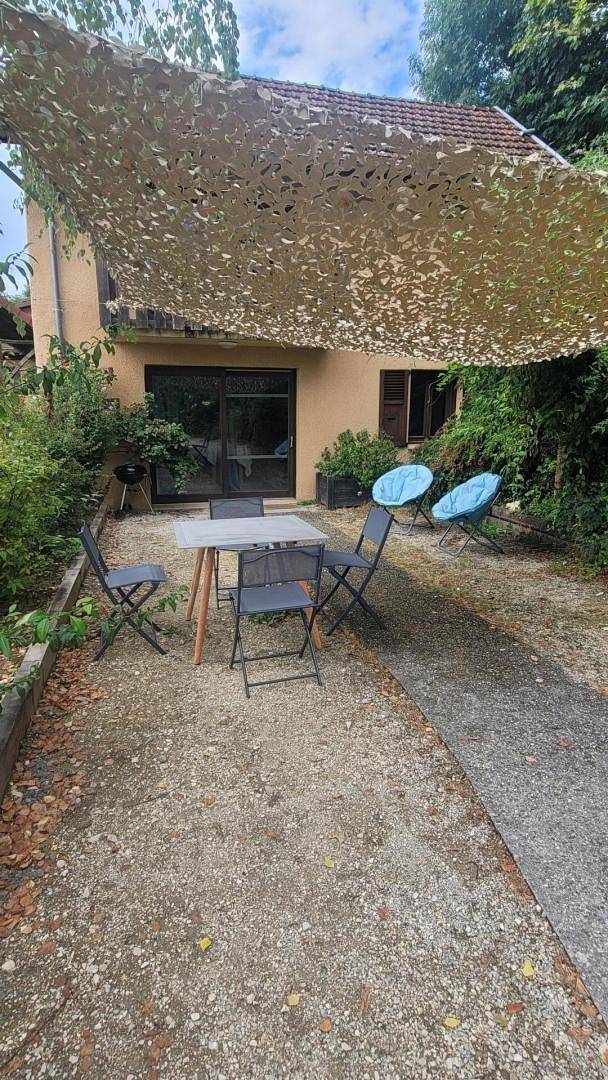 Gîte pour 3 personnes, avec terrasse et jacuzzi ainsi que sauna et jardin à Saint-Genix-sur-Guiers