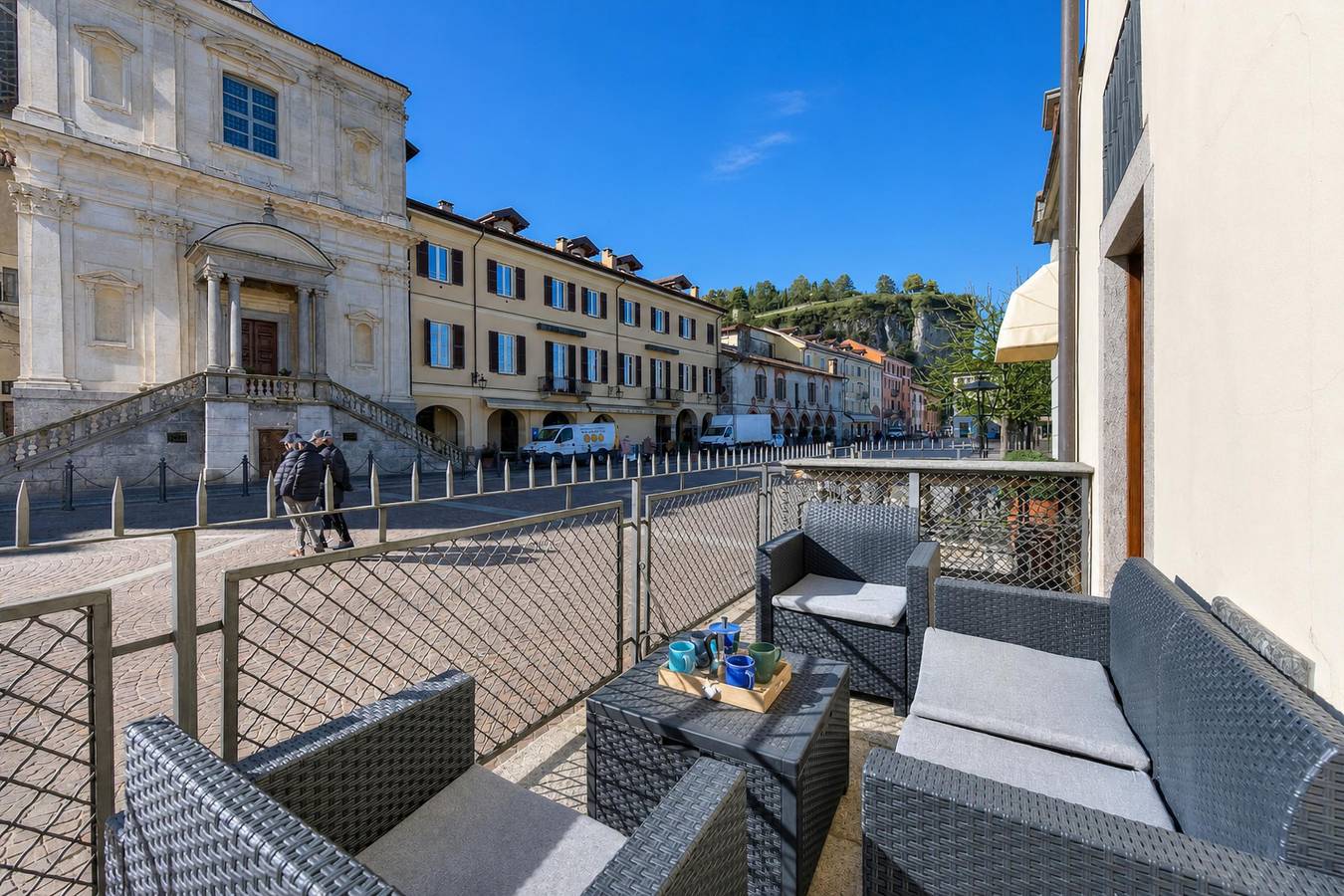 Appartamento intero, Volo Di Gabbiani: Lakefront Arona Apartment with Terrace in Arona (Lago Maggiore), Comune di Arona