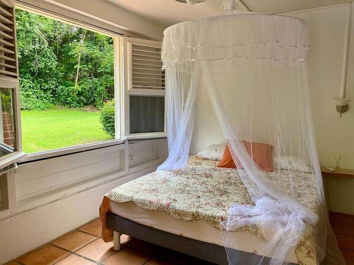 Gîte pour 2 personnes, avec terrasse ainsi que piscine et jardin, animaux acceptés dans Baignoire de Joséphine - 4