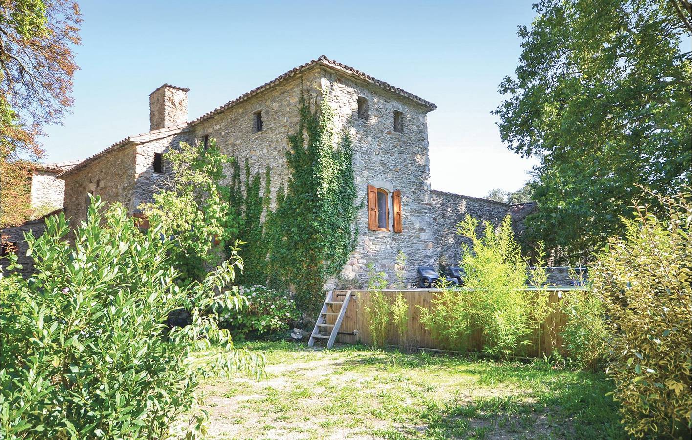 Appartement de vacances entier, Riverside Pool Apartment with Parking & TV. in Les Salles-du-Gardon, Parc national des Cévennes