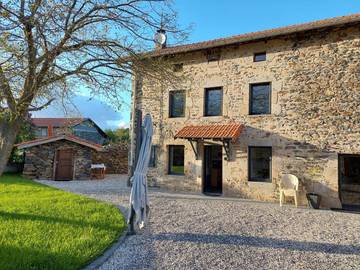 Gîte pour 15 personnes, avec jardin et vue à Retournac