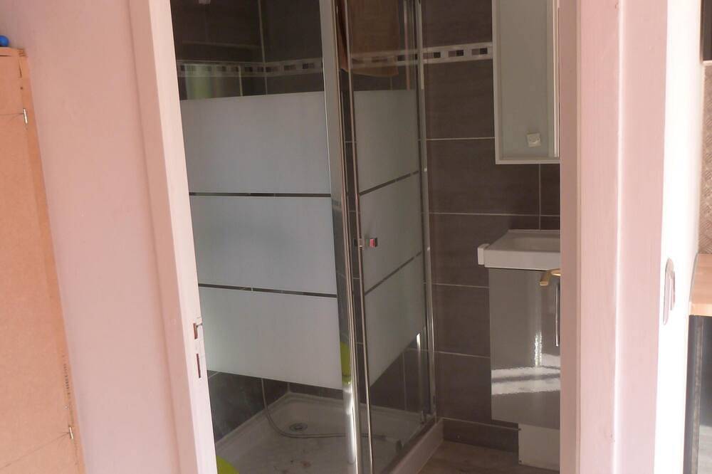 Appartement entier, Studio Avec Jacuzzi A L Ombre Des Chenes in Pernes-les-Fontaines, Parc naturel régional du Mont-Ventoux