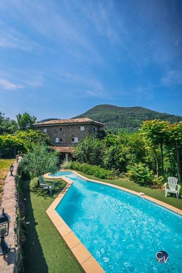 Gîte pour 12 personnes, avec terrasse et vue ainsi que jardin et piscine à Saint-Jean-de-Valériscle