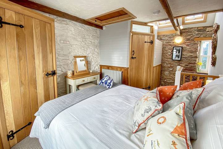 Pilchard Cottage, romantic, character holiday cottage in Brixham in Brixham, Torbay