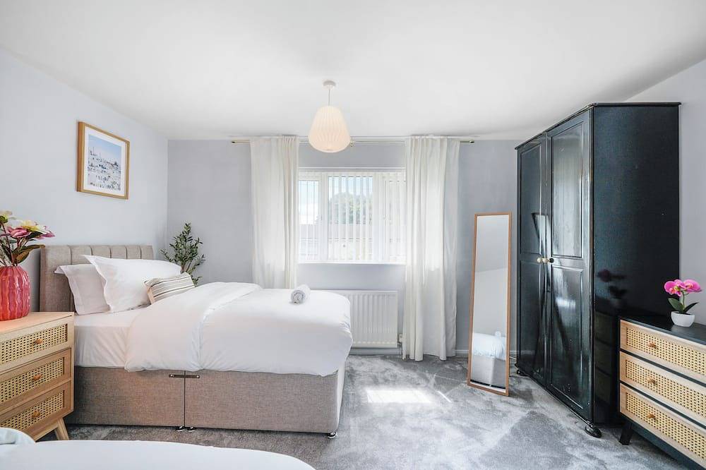 Charming 3-Bedroom Townhouse with Coastal Elegance in Stevenage, Hertfordshire