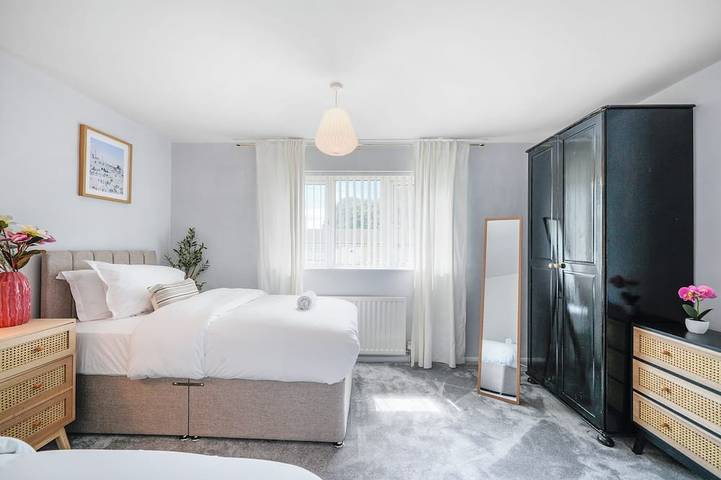 Charming 3-Bedroom Townhouse with Coastal Elegance in Stevenage, Hertfordshire