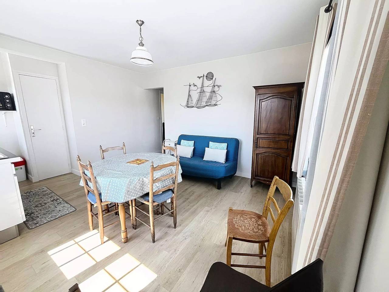 Entire apartment, 2 rooms 2 people in Jullouville, Côte de la Déroute
