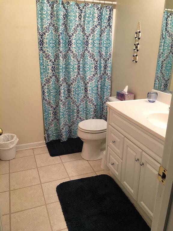 Privater Pool Seeseite. Großes Haus mit sieben Schlafzimmern. Pool geöffnet bis Mitte Oktober in Lake Gaston