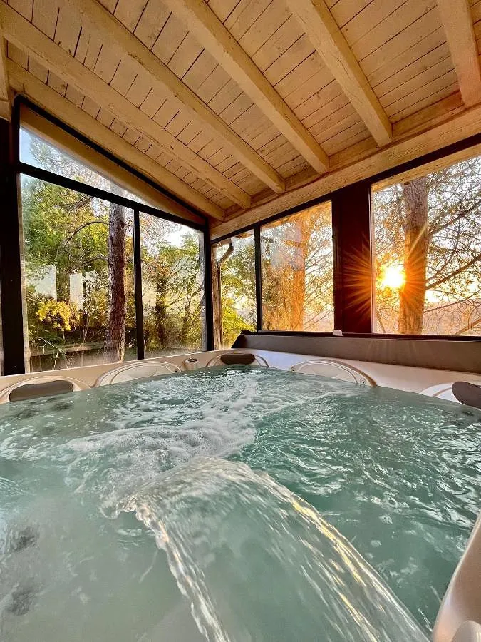 Casa de familia para 4 personas, con jacuzzi y piscina además de jardín y sauna - 1