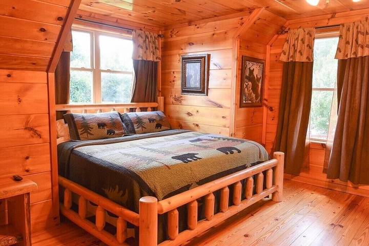 Log cabin for 6 people, with balcony and hot tub in Helen