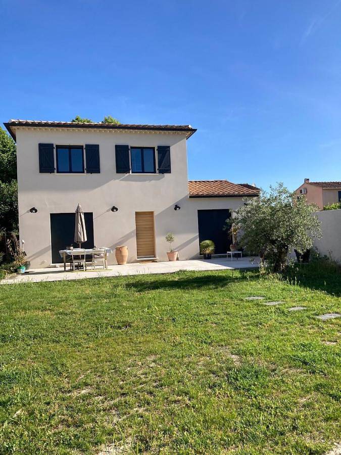 Villa pour 6 personnes, avec piscine et jardin ainsi que vue et bassin pour enfant