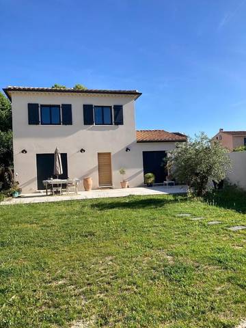 Gîte pour 6 personnes, avec vue et jardin ainsi que piscine et bassin pour enfant dans Les Paluds de Noves