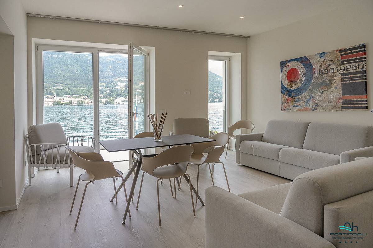 Apartamento entero, Porticcioli Boutique Apartments Resort Panoramic Suite Bilo für 4 Personen  in San Felice Del Benaco, Montañas Garda