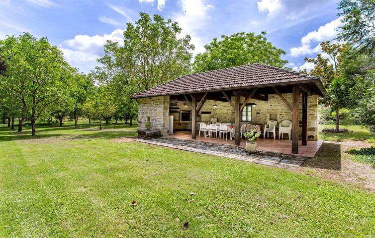 Location de vacances pour 7 personnes, avec piscine ainsi que terrasse et jardin dans Lonnes - 3