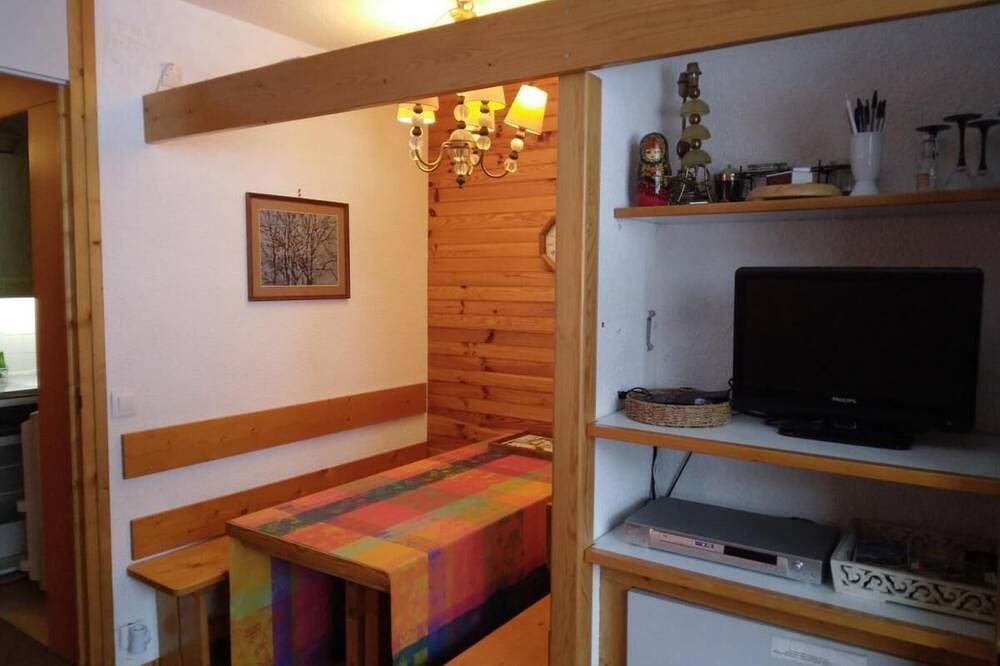 Entire apartment, 100m from resort center, 5th floor, balcony, tv, ski locker, 35m², La Plagne in La Plagne, La Plagne-Tarentaise