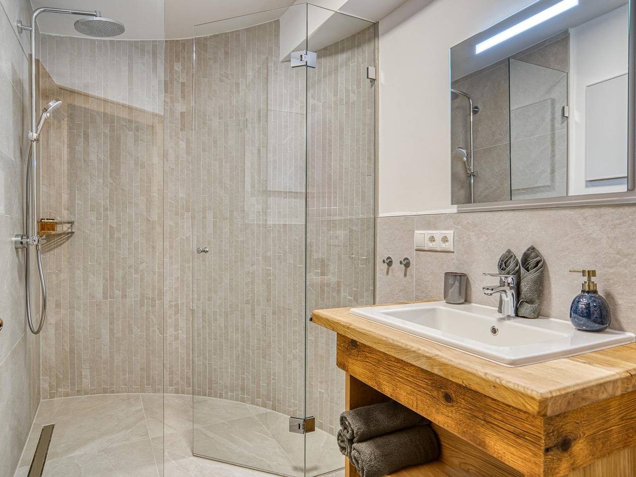 Ganze Wohnung, Traumhaftes Apartment mit Sauna, 82m zum Skibus in Kappl, Verwall