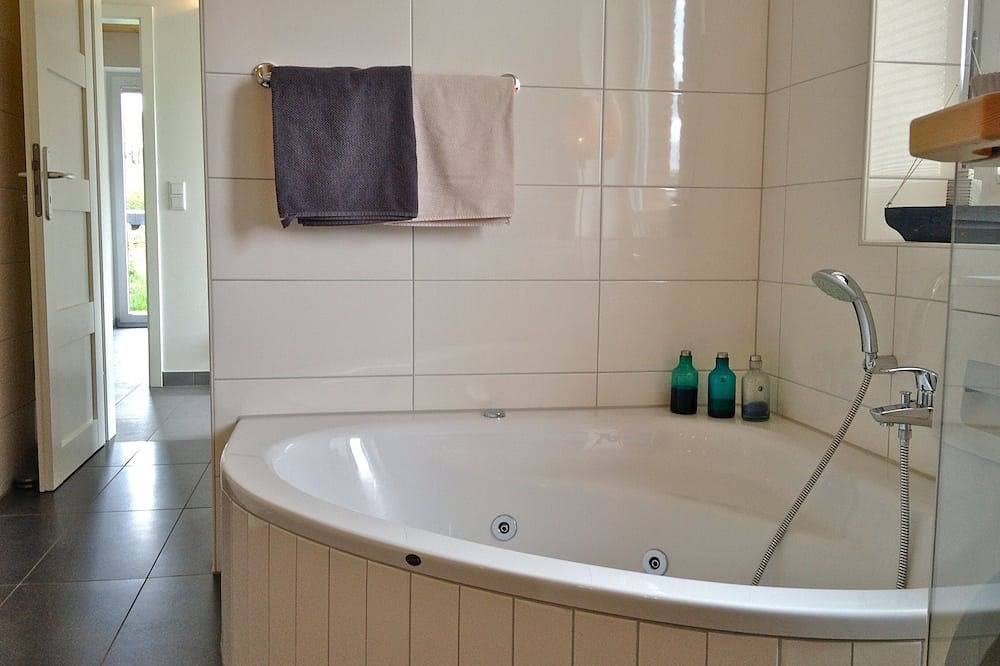 Ruhiges 5* Ferienhaus direkt am Wasser | Wlan | Sauna | Kamin | Whirlwanne in Kosel, Rendsburg-Eckernförde