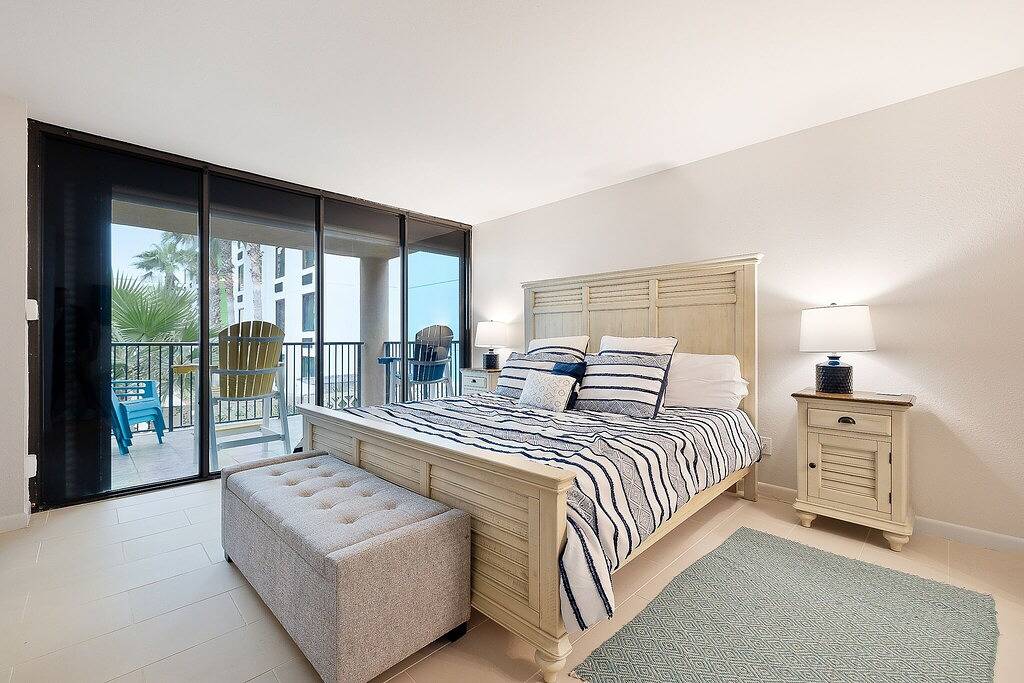 Ganze Wohnung, Remodeled Beachfront Condo with Pool & Views! in South Padre Island, Laguna Madre