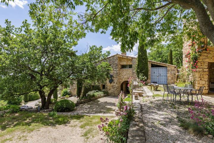 Location de vacances pour 15 personnes, avec terrasse ainsi que jardin et piscine, animaux acceptés à Suzette - 2